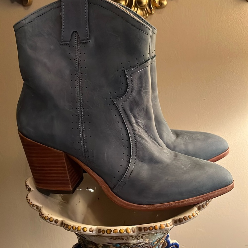 CWY by Coolway Suede Boots Size 10